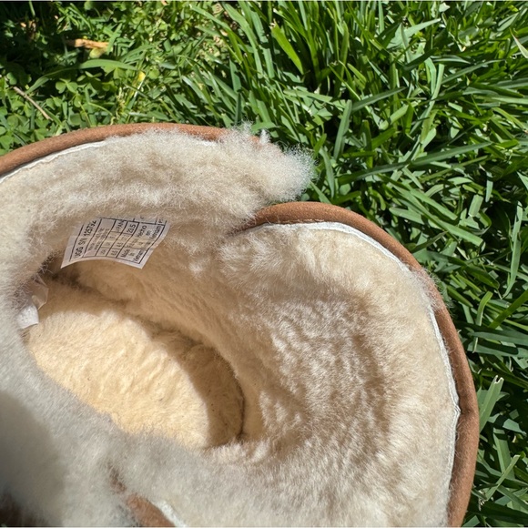 UGG Cory Il Genuine
Shearling Lined Boot- Chestnut Suede size 6.5 - Picture 7 of 12